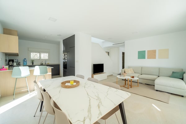Foto van Elegante woning met zwembad - Vakantiehuis in Entrenaranjos, Orihuela - LivingRoom