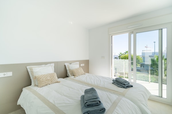 Foto van Elegante woning met zwembad - Vakantiehuis in Entrenaranjos, Orihuela - BedRoom