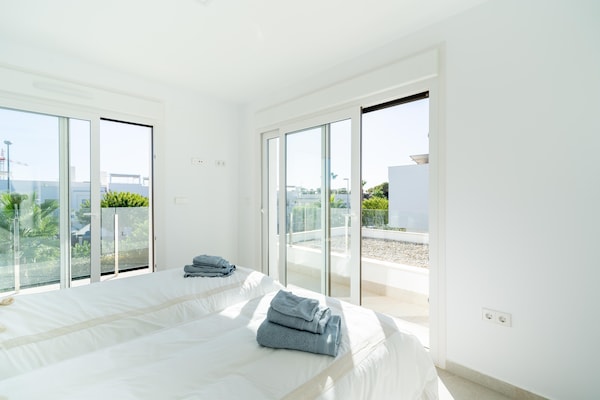 Foto van Elegante woning met zwembad - Vakantiehuis in Entrenaranjos, Orihuela - BedRoom