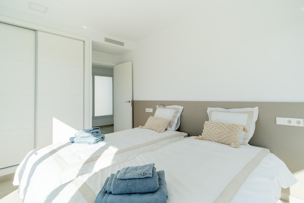 Foto van Elegante woning met zwembad - Vakantiehuis in Entrenaranjos, Orihuela - BedRoom