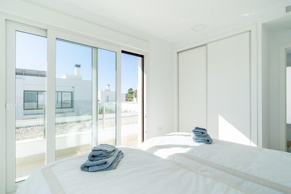 Foto van Elegante woning met zwembad - Vakantiehuis in Entrenaranjos, Orihuela - BedRoom