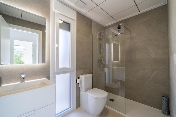Foto van Elegante woning met zwembad - Vakantiehuis in Entrenaranjos, Orihuela - BathRoom