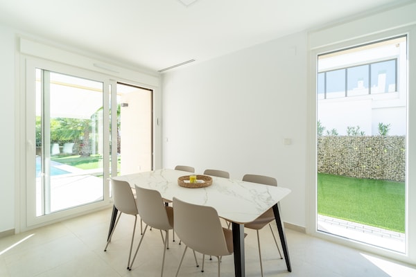 Foto van Elegante woning met zwembad - Vakantiehuis in Entrenaranjos, Orihuela - DiningRoom