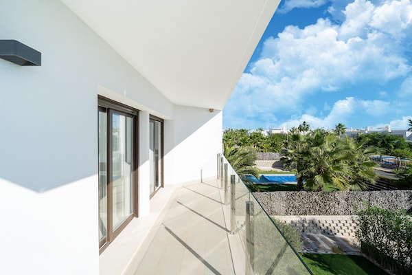 Foto van Elegante woning met zwembad - Vakantiehuis in Entrenaranjos, Orihuela - TerraceBalcony