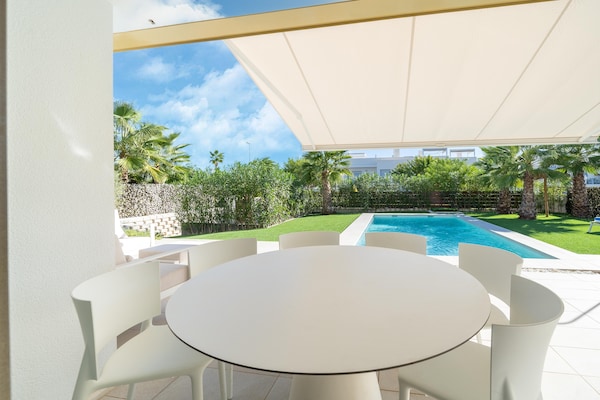 Foto van Elegante woning met zwembad - Vakantiehuis in Entrenaranjos, Orihuela - TerraceBalcony