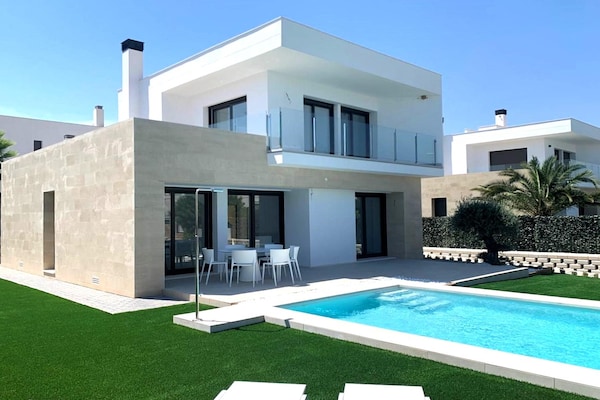 Foto van Elegante woning met zwembad - Vakantiehuis in Entrenaranjos, Orihuela - ExteriorSummer