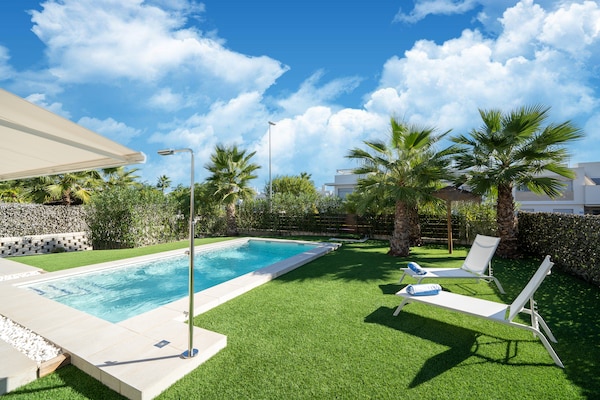 Foto van Elegante woning met zwembad - Vakantiehuis in Entrenaranjos, Orihuela - PoolOfHouse