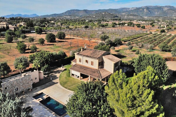 Foto van Villa in Binissalem met zwembad en wijngaarden - Vakantiehuis in Muro, Islas Baleares - Untagged