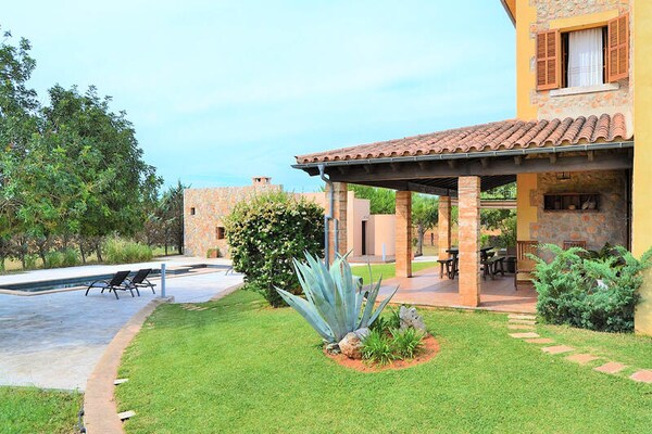 Foto van Villa in Binissalem met zwembad en wijngaarden - Vakantiehuis in Muro, Islas Baleares - Untagged