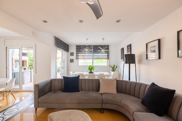 Foto van Premium vakantiehuis met privézwembad - Vakantiehuis in Vilanova i la Geltrú - LivingRoom