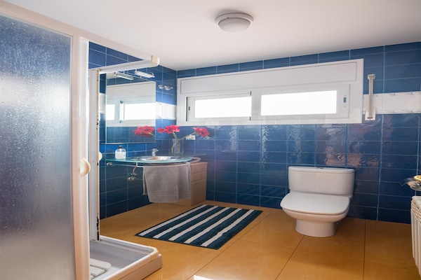 Foto van Premium vakantiehuis met privézwembad - Vakantiehuis in Vilanova i la Geltrú - BathRoom