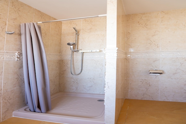 Foto van Premium vakantiehuis met privézwembad - Vakantiehuis in Vilanova i la Geltrú - BathRoom