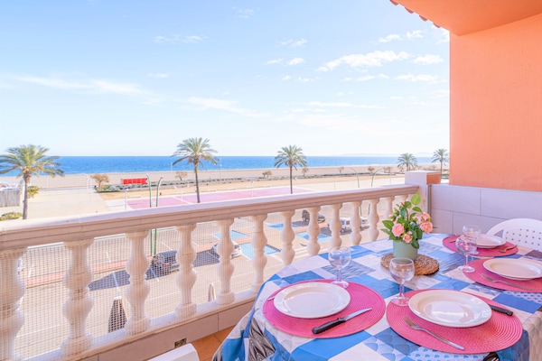 Foto van Appartement aan zee in Empuriabrava met zwembad - Vakantiehuis in Empuriabrava - terrace
