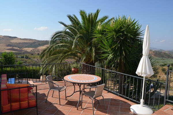 Foto van Vakantiehuis bij El Torcal Villanueva - Vakantiehuis in Antequera - TerraceBalcony