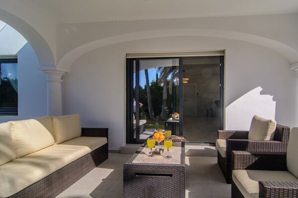 Foto van Tuin met zwembad op het strand - Vakantiehuis in Marbella - Untagged