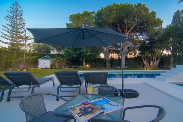 Foto van Tuin met zwembad op het strand - Vakantiehuis in Marbella - Untagged