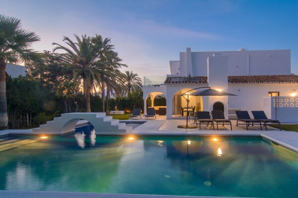Foto van Tuin met zwembad op het strand - Vakantiehuis in Marbella - Untagged
