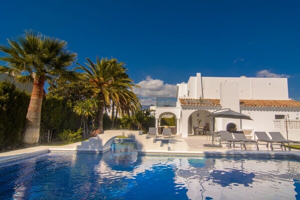 Foto van Tuin met zwembad op het strand - Vakantiehuis in Marbella - Untagged