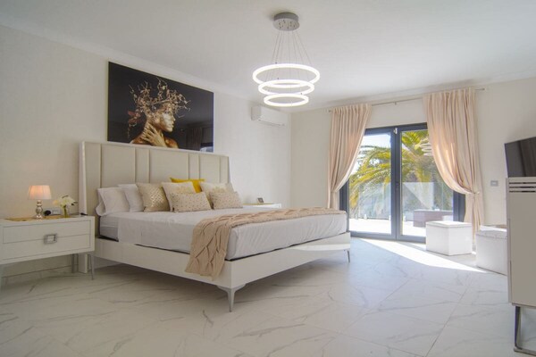 Foto van Tuin met zwembad op het strand - Vakantiehuis in Marbella - Untagged