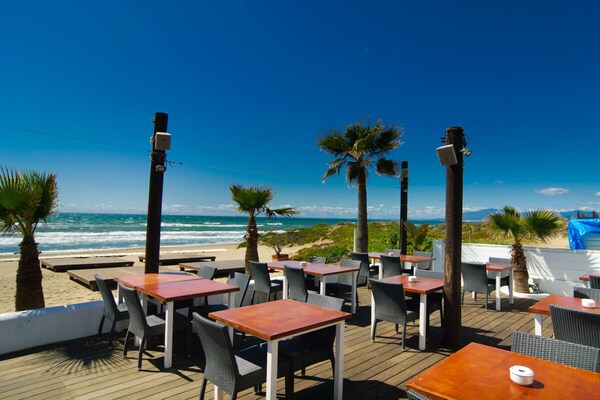 Foto van Tuin met zwembad op het strand - Vakantiehuis in Marbella - Untagged