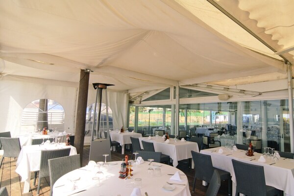 Foto van Tuin met zwembad op het strand - Vakantiehuis in Marbella - Untagged
