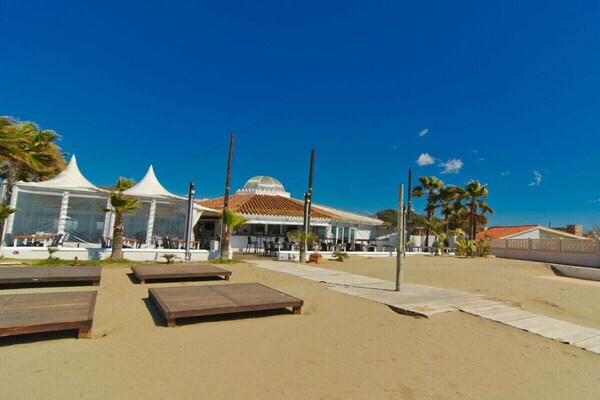Foto van Tuin met zwembad op het strand - Vakantiehuis in Marbella - Untagged