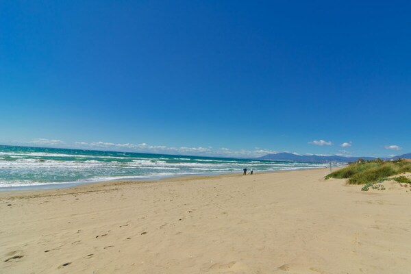 Foto van Tuin met zwembad op het strand - Vakantiehuis in Marbella - Untagged