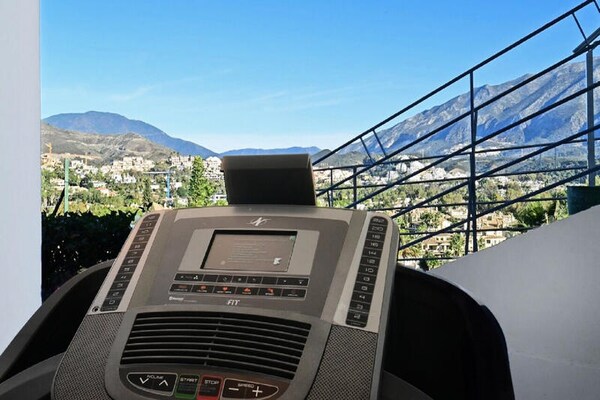 Foto van Villa in Nueva Andalucía met infinity pool - Vakantiehuis in Marbella (dpt Malaga - Espagne) - Untagged