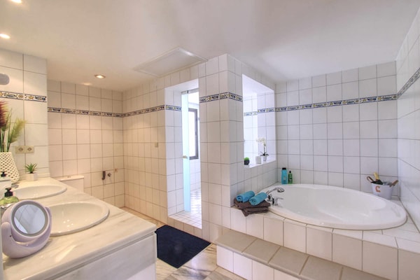 Foto van Appartement aan het strand met jacuzzi en zwembad - Vakantiehuis in Marbella - BathRoom
