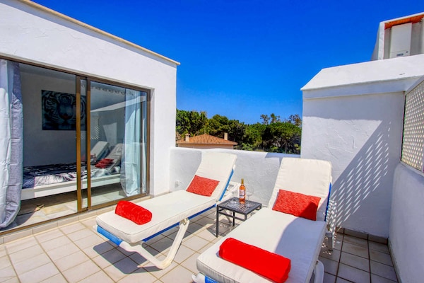 Foto van Appartement aan het strand met jacuzzi en zwembad - Vakantiehuis in Marbella - TerraceBalcony