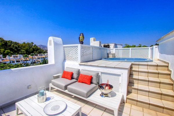 Foto van Appartement aan het strand met jacuzzi en zwembad - Vakantiehuis in Marbella - TerraceBalcony