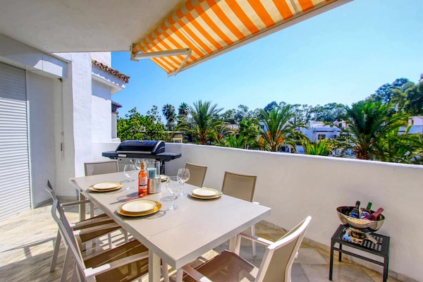 Foto van Appartement aan het strand met jacuzzi en zwembad - Vakantiehuis in Marbella - TerraceBalcony