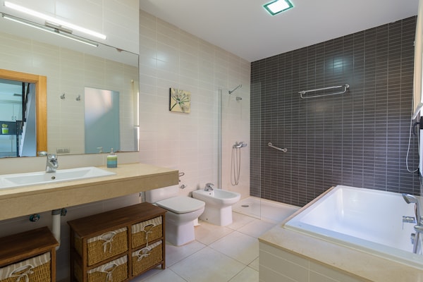 Foto van Chalet in Salobre met verwarmd zwembad - Vakantiehuis in San Bartolomé de Tirajana - BathRoom