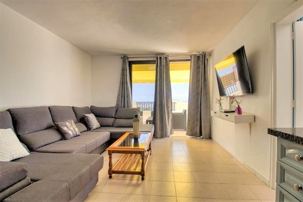 Foto van Attic appartement in Adeje bij Playa Fañabé - Vakantiehuis in Playa de Fañabé, Adeje - LivingRoom
