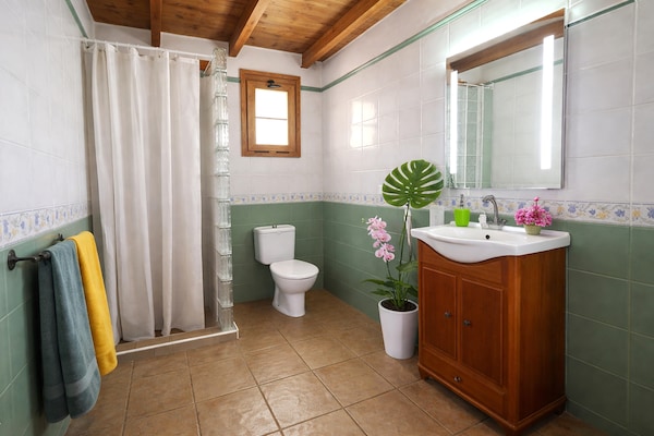 Foto van Verblijf aan de kust met zwembad in Vera - Vakantiehuis in Arico - BathRoom