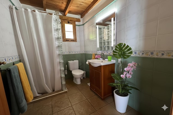 Foto van Verblijf aan de kust met zwembad in Vera - Vakantiehuis in Arico - BathRoom