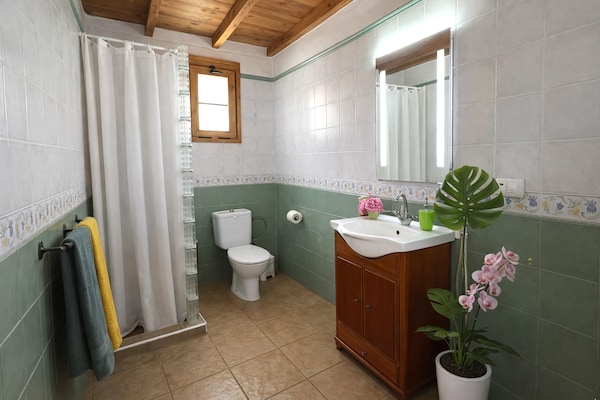 Foto van Verblijf aan de kust met zwembad in Vera - Vakantiehuis in Arico - BathRoom