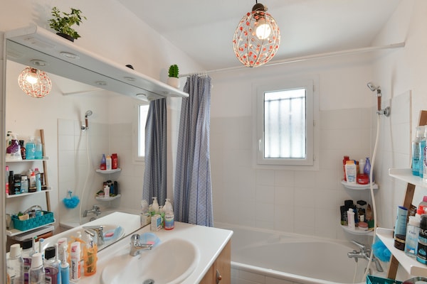 Foto van Zen-kamer in een gedeeld huis(eigenaar aanwezig) - Vakantiehuis in Saint-Médard de Guizières - BathRoom