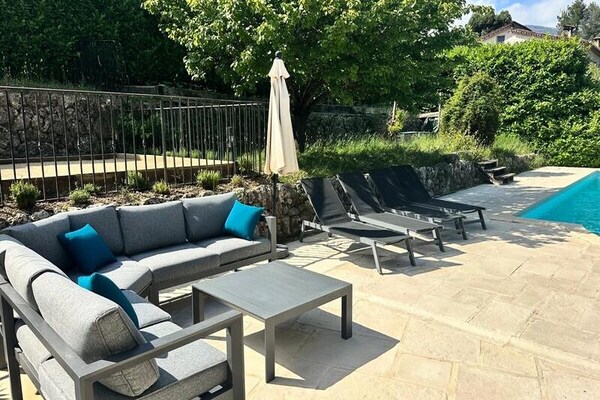 Foto van Villa aan de Côte d’Azur met Zwembad - Vakantiehuis in Le Rouret - Untagged