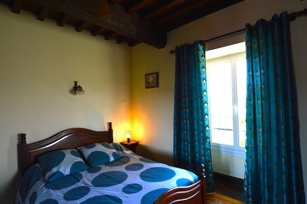 Foto van Historische torenwoning in Brignac - Vakantiehuis in Brignac-la-Plaine - BedRoom