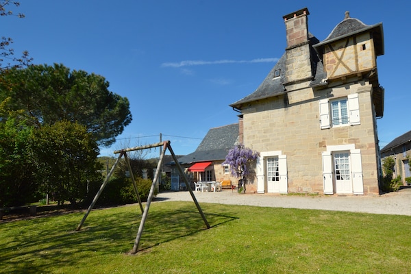 Foto van Historische torenwoning in Brignac - Vakantiehuis in Brignac-la-Plaine - ExteriorSummer