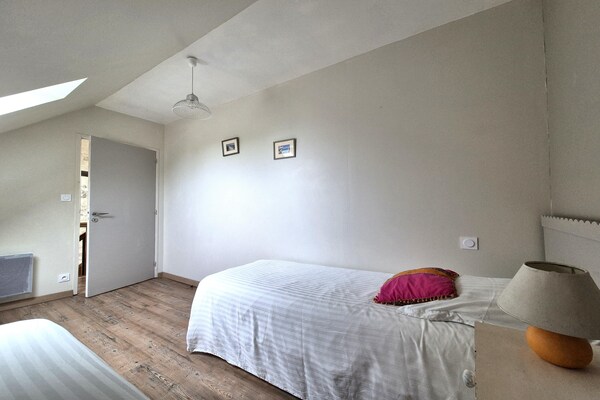 Foto van Stenen huis in Bretagne bij Roscoff & strand - Vakantiehuis in Plougoulm - BedRoom