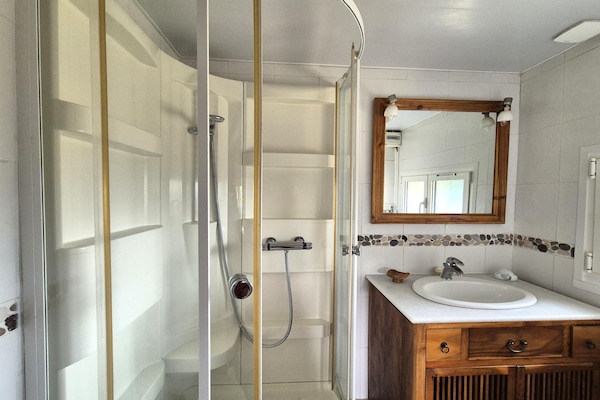 Foto van Stenen huis in Bretagne bij Roscoff & strand - Vakantiehuis in Plougoulm - BathRoom