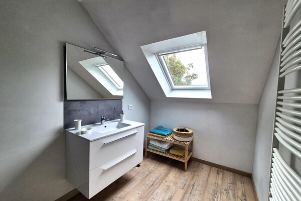 Foto van Stenen huis in Bretagne bij Roscoff & strand - Vakantiehuis in Plougoulm - BathRoom