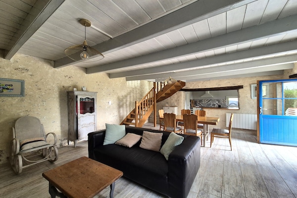 Foto van Stenen huis in Bretagne bij Roscoff & strand - Vakantiehuis in Plougoulm - LivingRoom