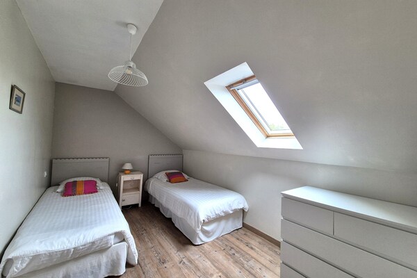 Foto van Stenen huis in Bretagne bij Roscoff & strand - Vakantiehuis in Plougoulm - BedRoom