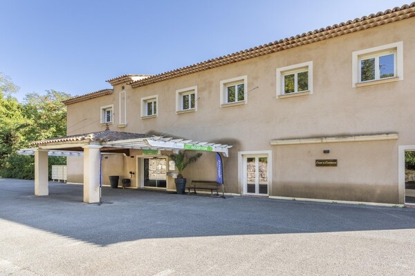 Foto van Provençaalse vakantiebestemming met balkon en toegang tot het zwembad. - ExteriorSummer