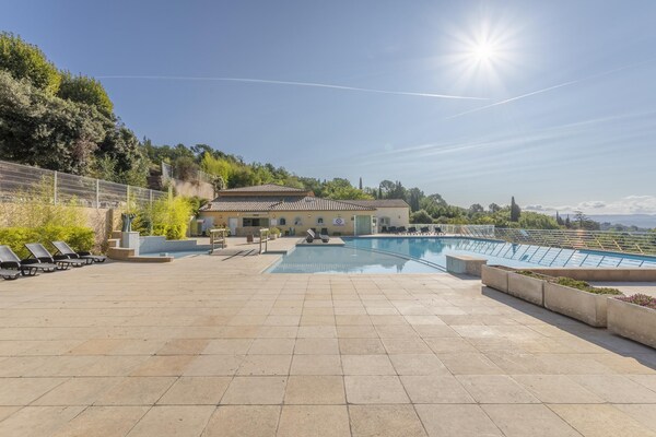 Foto van Provençaalse vakantiebestemming met balkon en toegang tot het zwembad. - PoolOfHouse