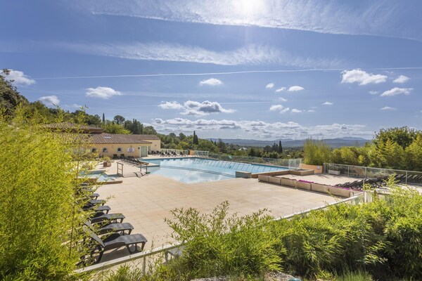 Foto van Provençaalse vakantiebestemming met balkon en toegang tot het zwembad. - PoolOfHouse