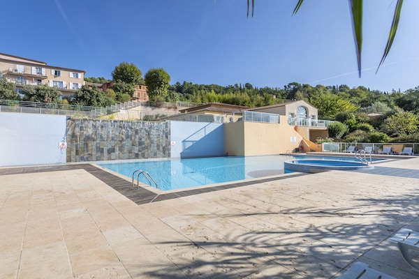 Foto van Provençaalse vakantiebestemming met balkon en toegang tot het zwembad. - PoolOfHouse